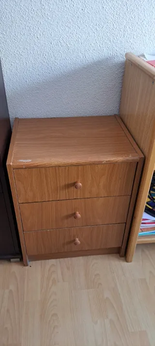 Mesa de noche de madera