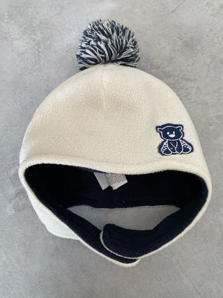 Cappellino neonato con pompon e orsetto