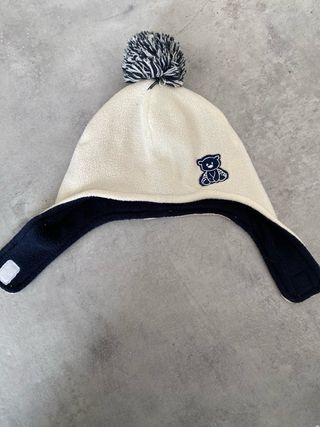 Cappellino neonato con pompon e orsetto