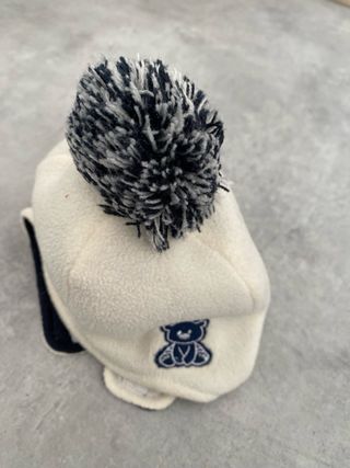 Cappellino neonato con pompon e orsetto