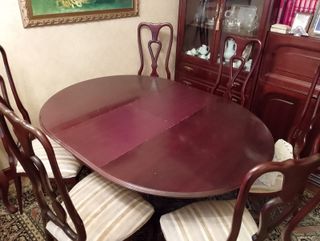 Mesa de comedor de madera marrón