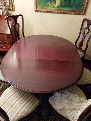 Mesa de comedor de madera marrón