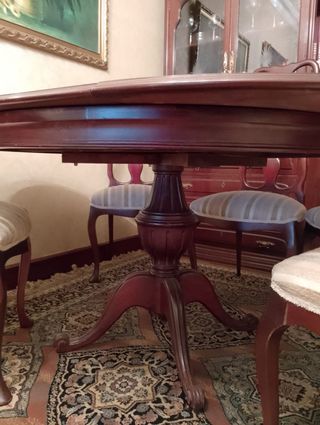 Mesa de comedor de madera marrón