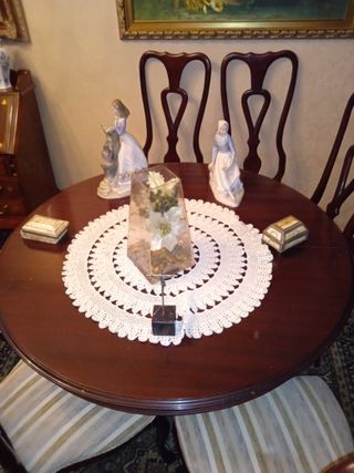 Mesa de comedor de madera marrón