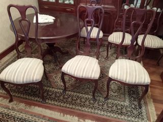 Mesa de comedor de madera marrón