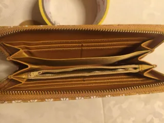 Portafoglio in sughero con fiori bianchi