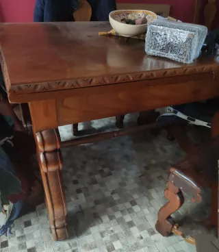 Salón comedor de castaño tallado a mano