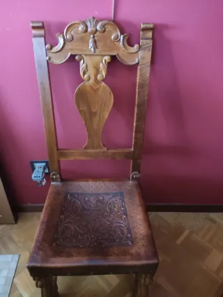 Salón comedor de castaño tallado a mano