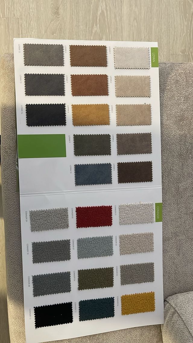 Sofá modular cinza em tela