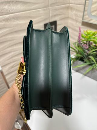 Bolso terciopelo verde con cadena dorada