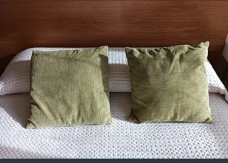 Alfombras verdes habitación y cojines