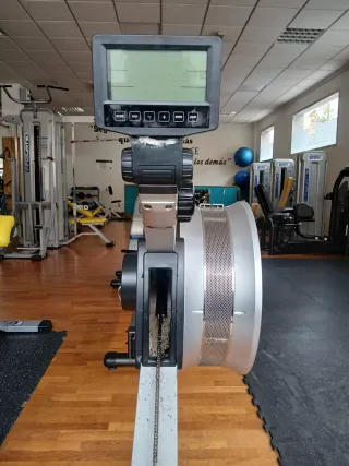 Máquina de remo en buen estado