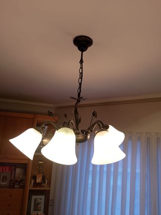 Lámpara de techo dorada y blanca