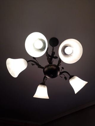 Lámpara de techo dorada y blanca