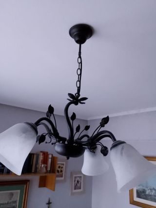 Lámpara de techo dorada y blanca