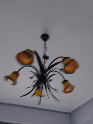 Lámpara de techo dorada con tulipas