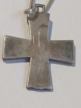 Cruz antigua con diseño floral