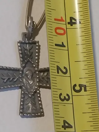 Cruz antigua con diseño floral