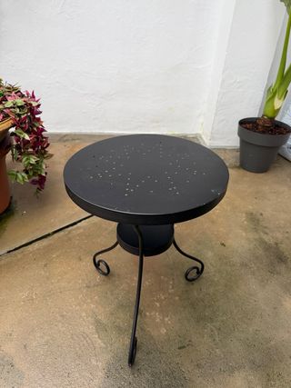 Piccolo tavolo rotondo in metallo