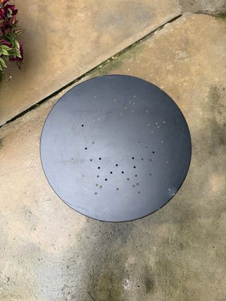 Piccolo tavolo rotondo in metallo