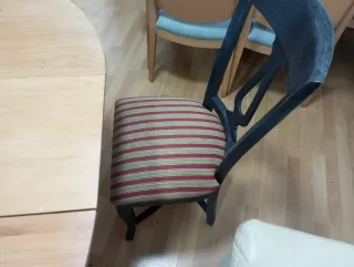 Mesa redonda madera y base negra,con 4 sillas