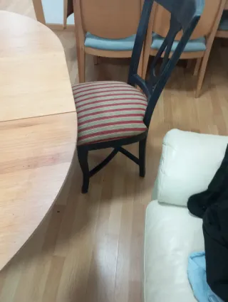 Mesa redonda madera y base negra,con 4 sillas