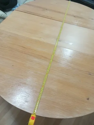 Mesa redonda madera y base negra,con 4 sillas