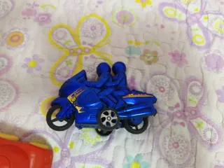 Guitarra musical y 3 vehículos de juguete