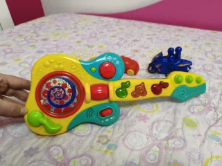 Guitarra musical y 3 vehículos de juguete