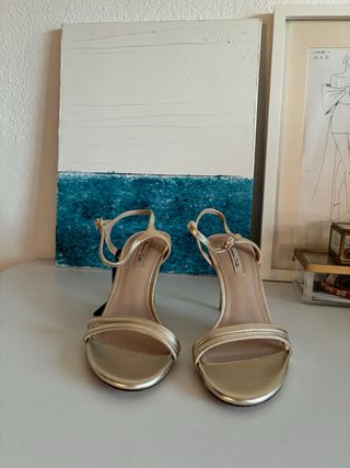 Sandalias doradas tacón Massimo Dutti