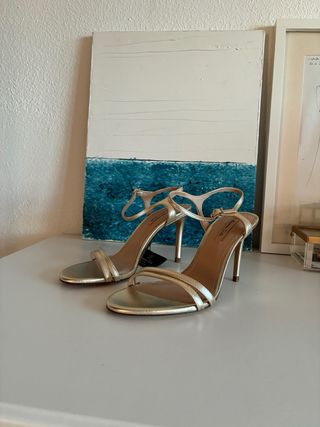 Sandalias doradas tacón Massimo Dutti