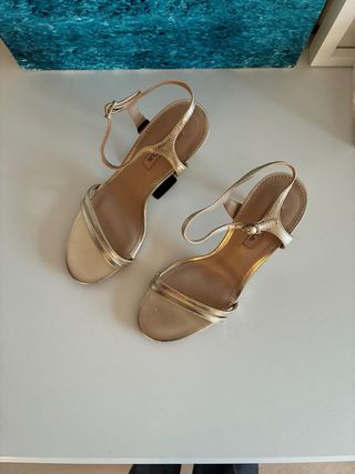 Sandalias doradas tacón Massimo Dutti
