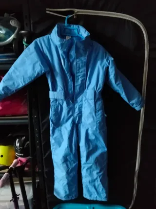 Botas y mono de nieve para niños