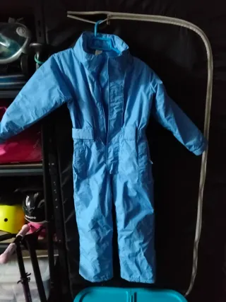 Botas y mono de nieve para niños