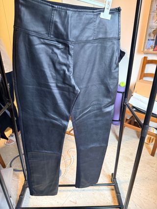 Pantaloni neri ecopelle