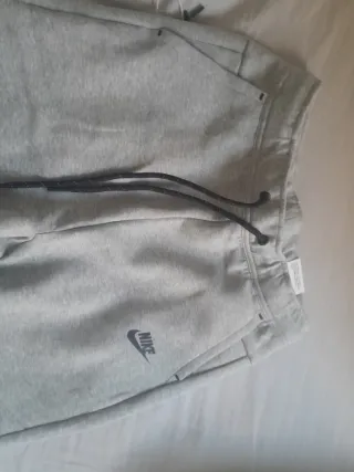 Pantalón Nike Tech Gris