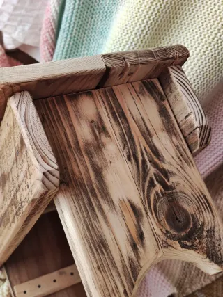 Banquito de madera rústico