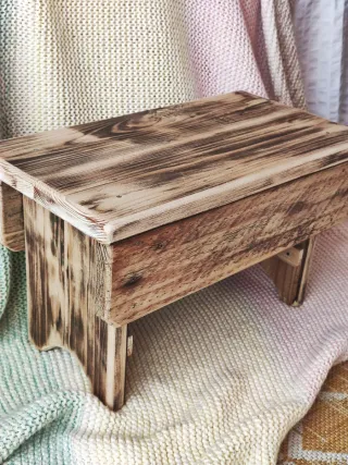 Banquito de madera rústico