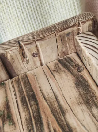 Banquito de madera rústico