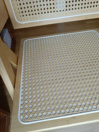 Sillón de madera de pino macizo y ratán .