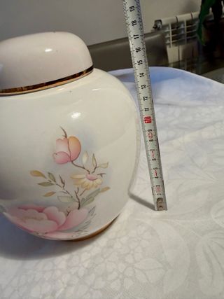 Tibor de porcelana Capeans con borde dorado