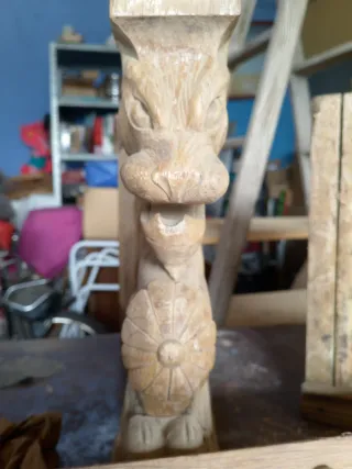 Antiguas ménsulas de madera tallada