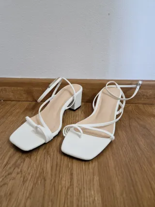 Sandalias blancas con tacón bajo