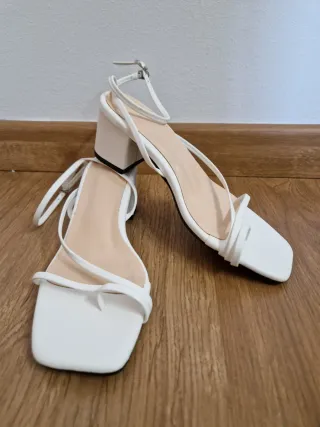 Sandalias blancas con tacón bajo