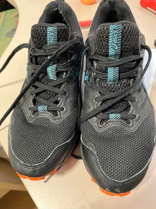 Zapatillas ASICS impermeables negras y naranjas