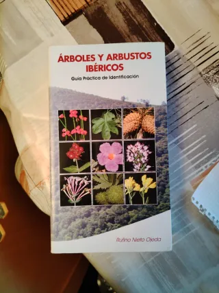 Libro de árboles y arbustos ibéricos