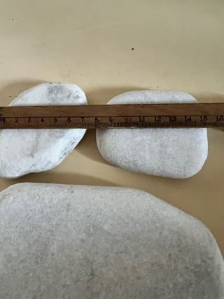 Tre pietre di marmo levigate dal mare