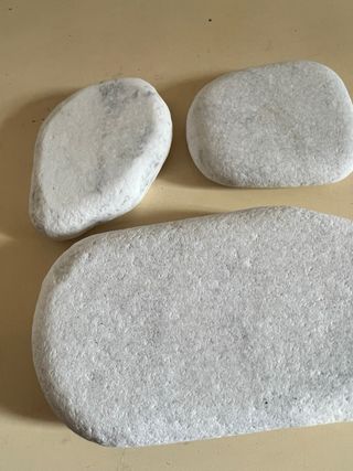 Tre pietre di marmo levigate dal mare