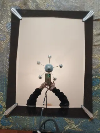 Specchio decorativo con cornice in metallo