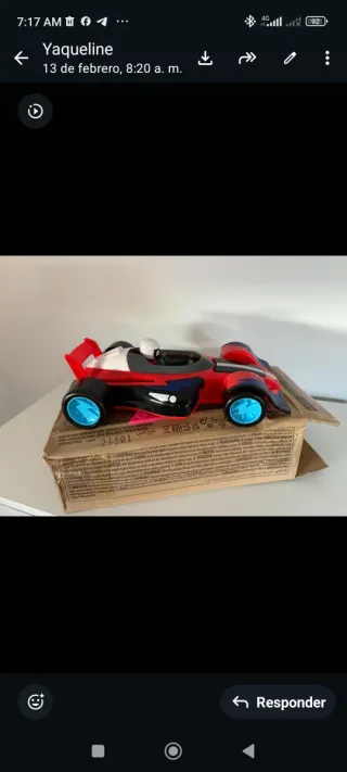 Coche de juguete rojo y negro